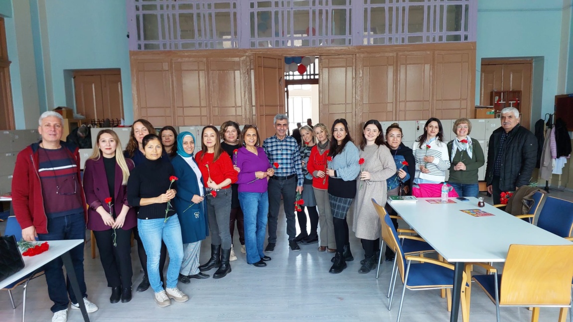 Okul müdürümüz Ercan Fidan ve müdür yardımcılarımız Mehmet Önal ve Serhat Sürenoğlu okuldaki bütün kadınların gününü kutladı.